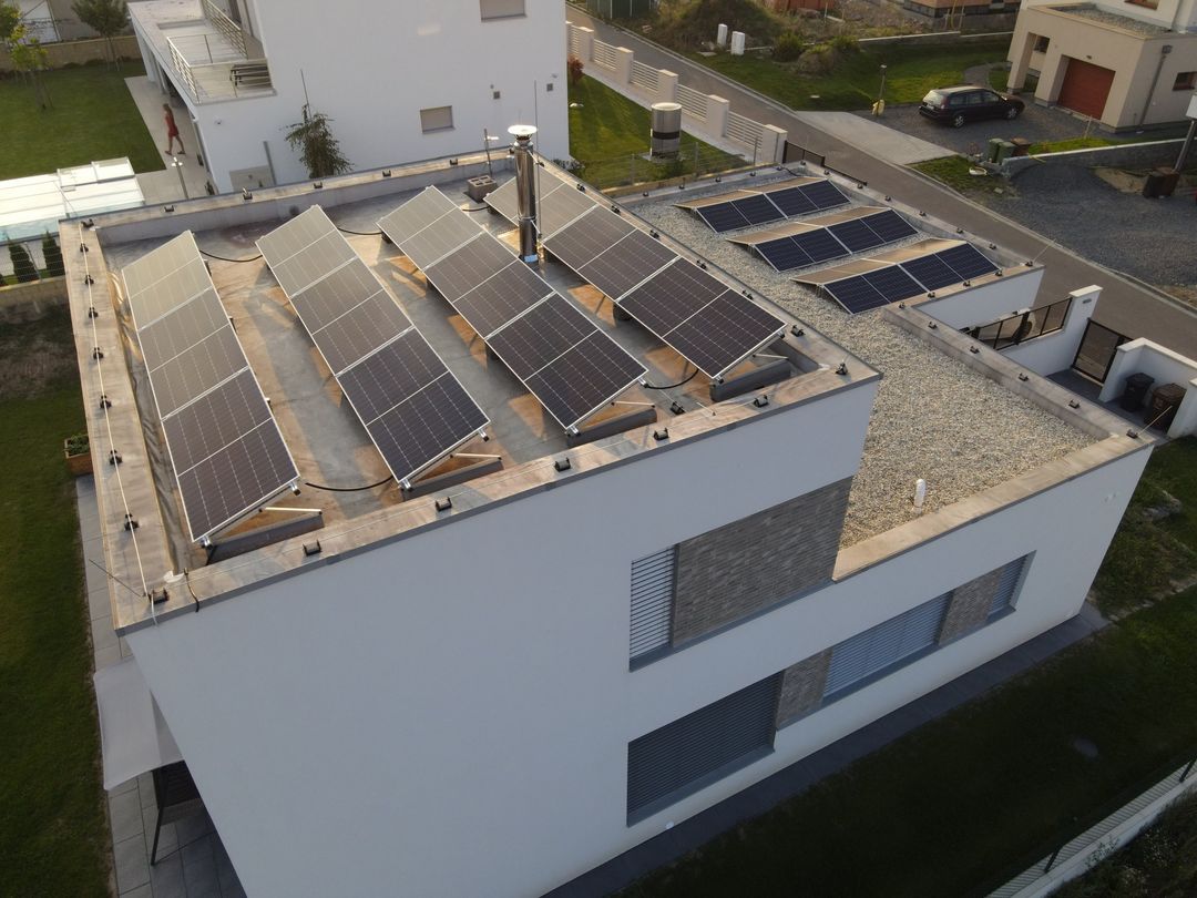 Fotovoltaické panely na ploché střeše rodinného domu