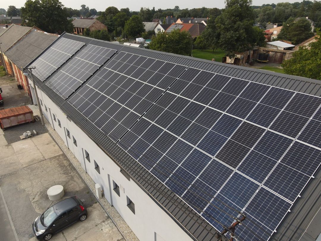 Fotovoltaická elektrárna na střeše firemního objektu při revizi