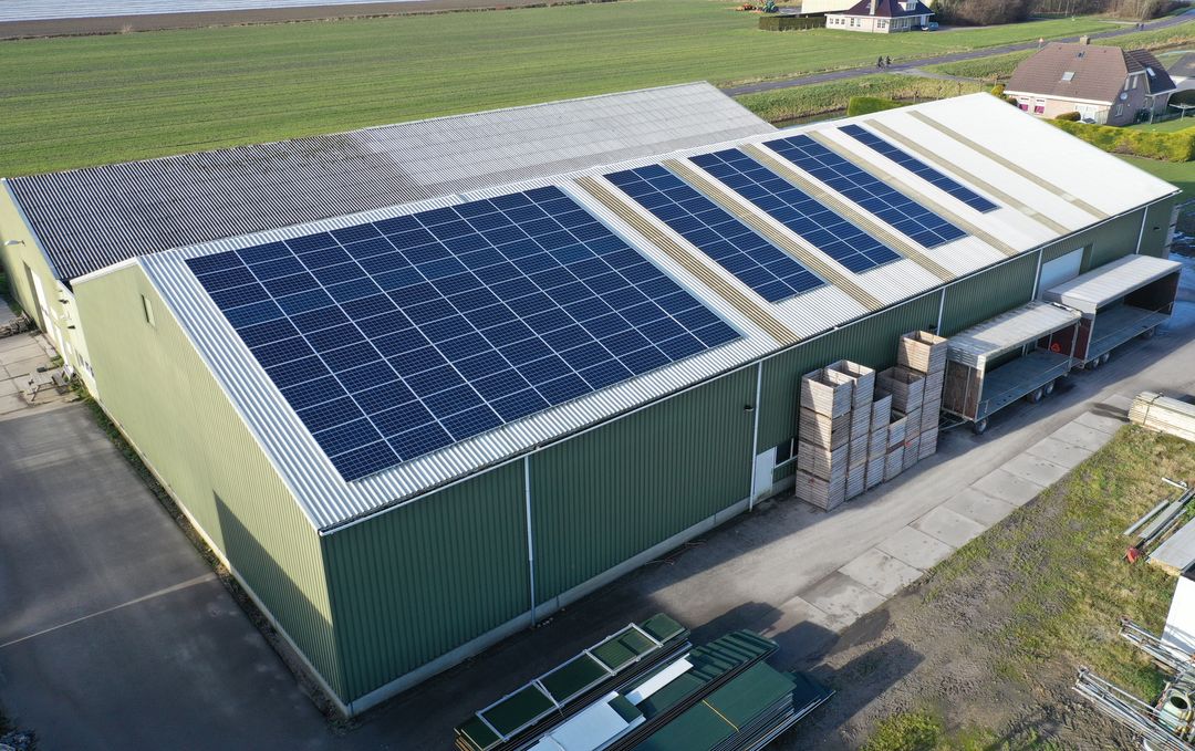 Rozsáhlá fotovoltaická elektrárna na střeše průmyslového objektu