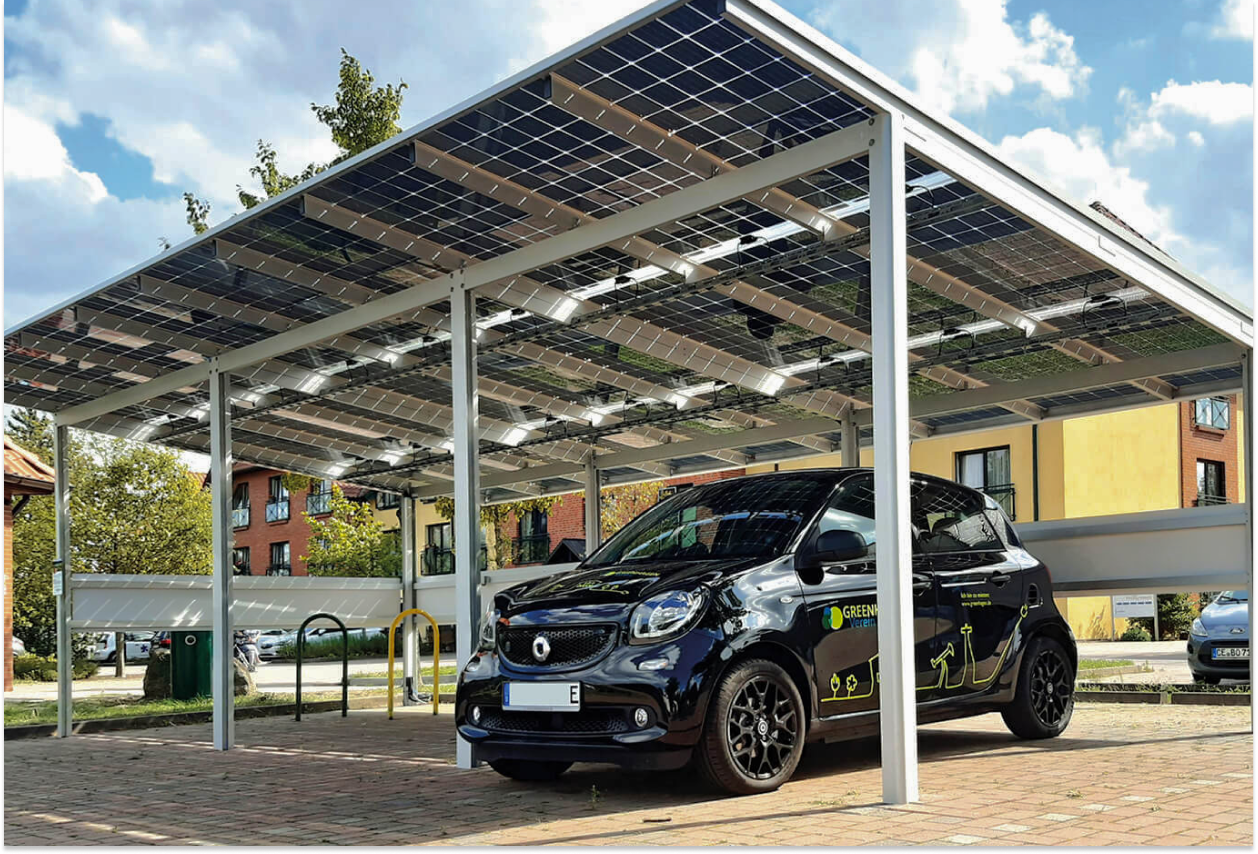 Solární přístřešek pro automobil s fotovoltaickými panely